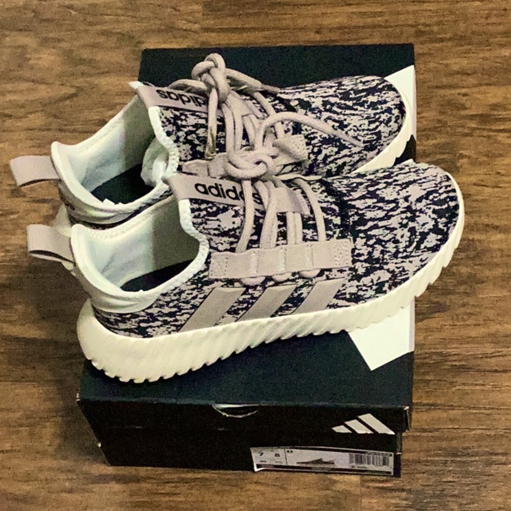 ADIDAS KAPTIR 3.0 UNISEX SNEAKERS
Mens size 7 / Womens size 8